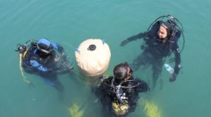 &Ouml;ğrenciler, Polislerle Birlikte Denizdeki Atıkları Temizledi