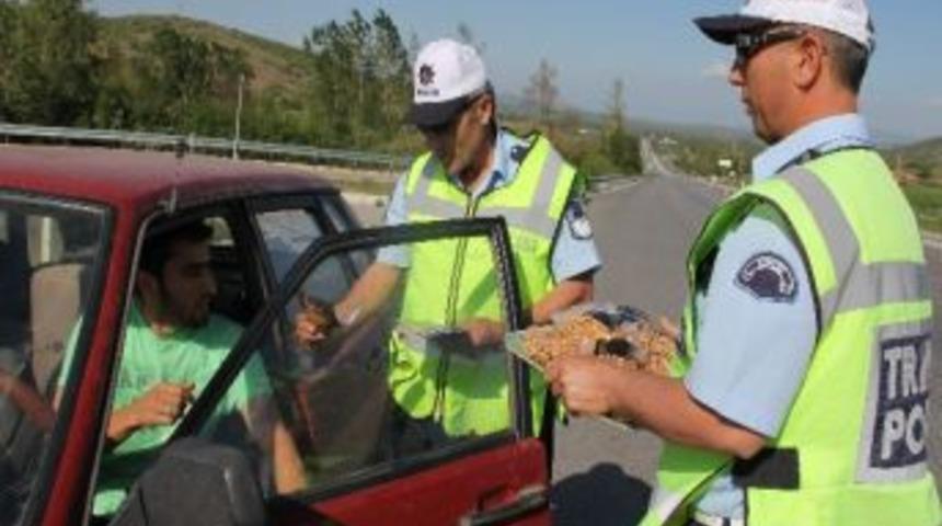 Polis Bu Kez Ceza Kesmedi Leblebi Dağıttı