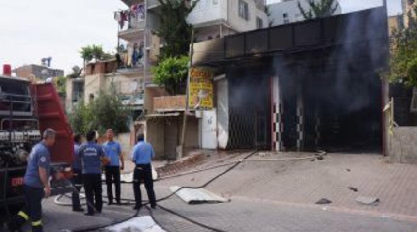 Adana'da &Ouml;ld&uuml;r&uuml;len Gencin Yakınları, Katil Zanlısının &Ccedil;alıştığı D&uuml;kkanı Yaktı