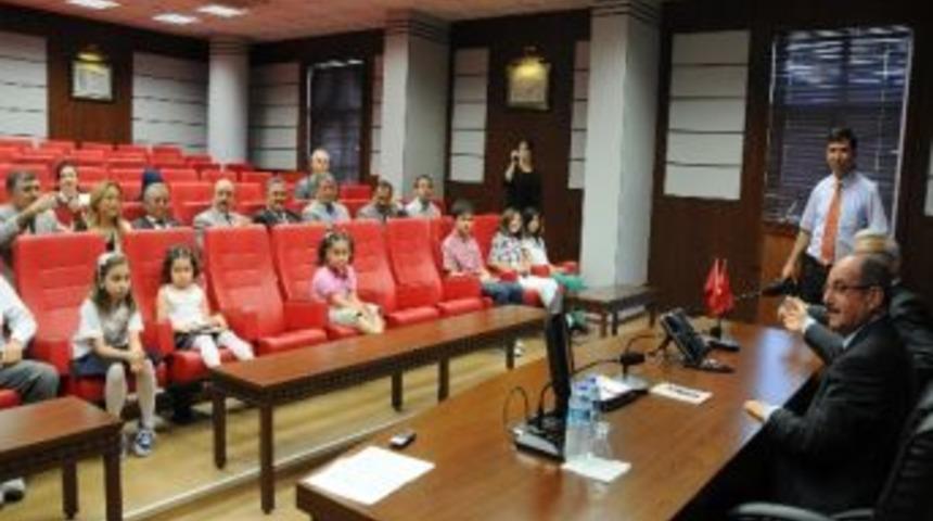 Vali Kocatepe &Ouml;ğrencileri &Ouml;d&uuml;llendirdi