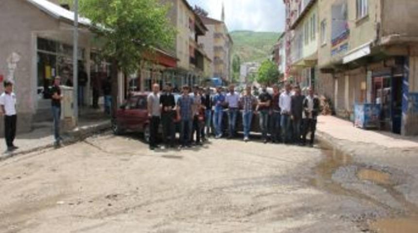 Mahalleli Yol Kapattı