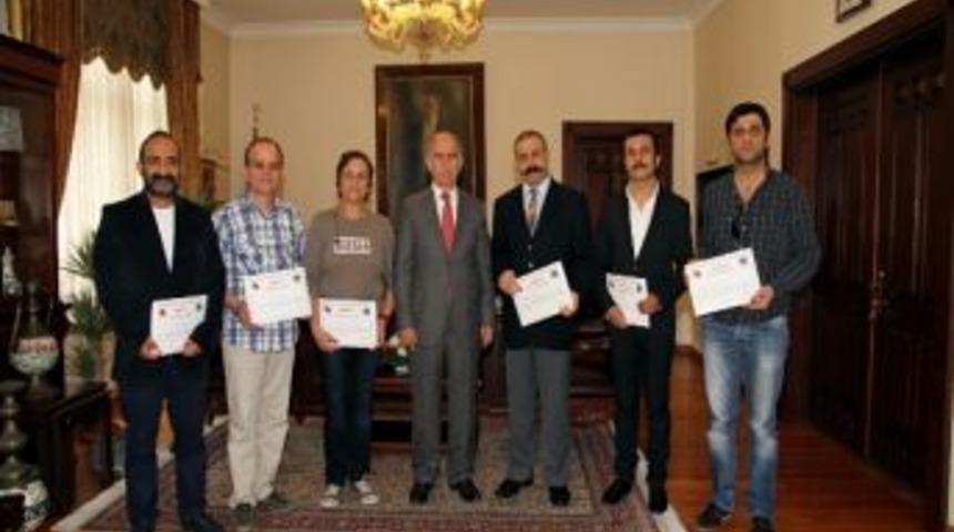 Tarihi Şahsiyetleri Canlandıran Tiyatroculara Validen &Ouml;d&uuml;l