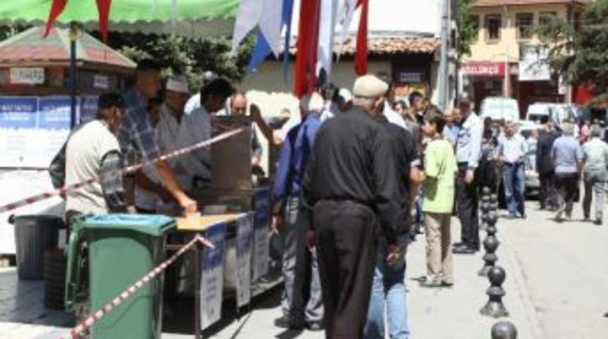 Vakıflar Haftası Nedeniyle Tatlı Dağıtıldı