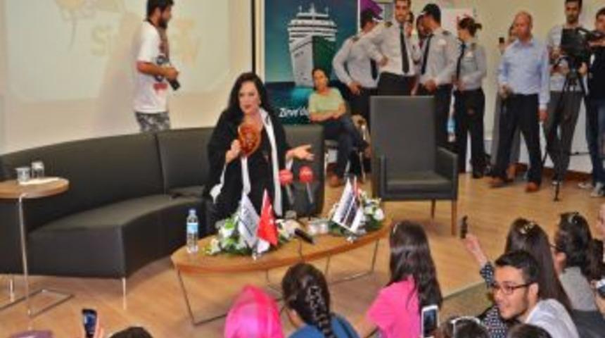 T&uuml;rkan Şoray&rsquo;dan 'Akil İnsanlar'a Destek