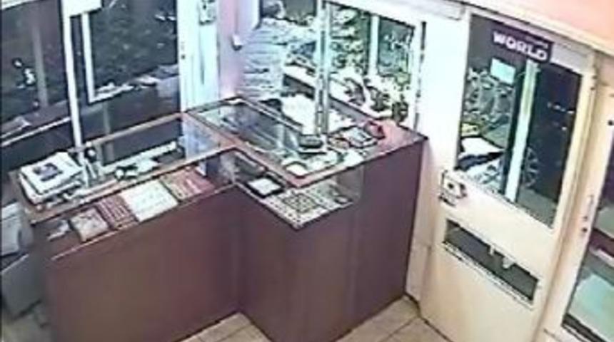 Kuyumcunun Camını Kırıp Altınları &Ccedil;aldılar