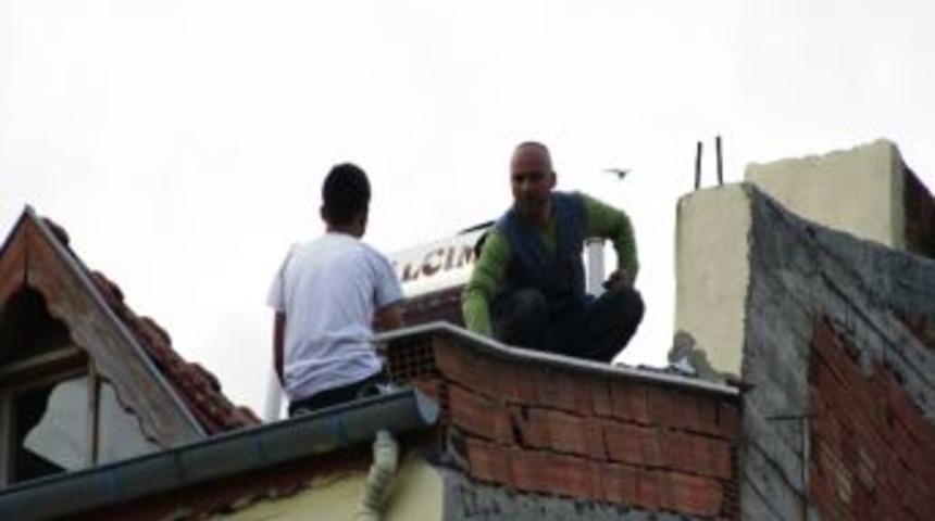 Trafik Polisi Motorunu Alınca &Ccedil;atıya &Ccedil;ıktı