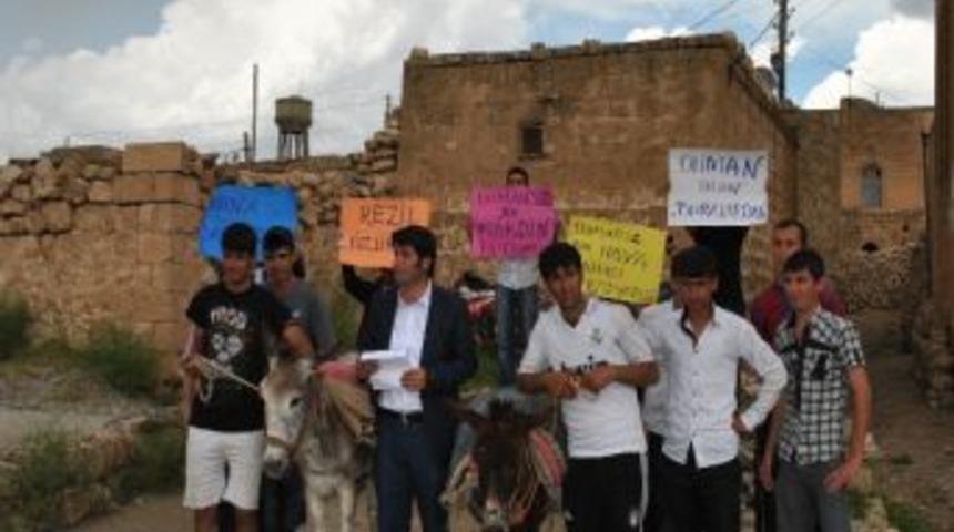 Duman Konserine Eşekli Protesto