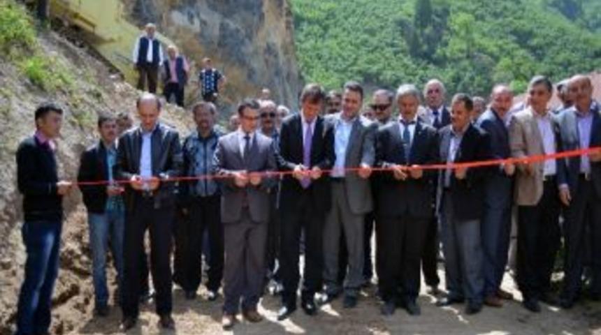 İki K&ouml;y&uuml; Birbirine Bağlayan Bağlantı Yolu T&ouml;renle Hizmete A&ccedil;ıldı