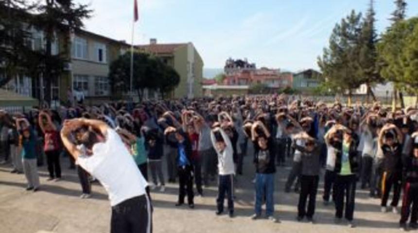 B&uuml;t&uuml;n okul başarı i&ccedil;in sabah sporu yapıyor