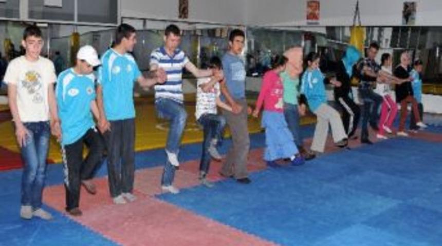 Engellerini Halk Oyunları İle Aşıyorlar