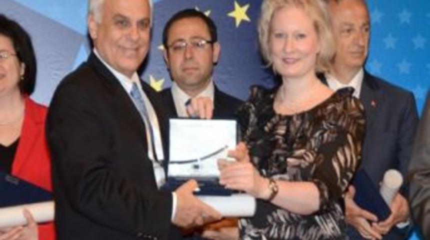 Me&uuml; 'akts' Ve 'de' Etiketini De Aldı