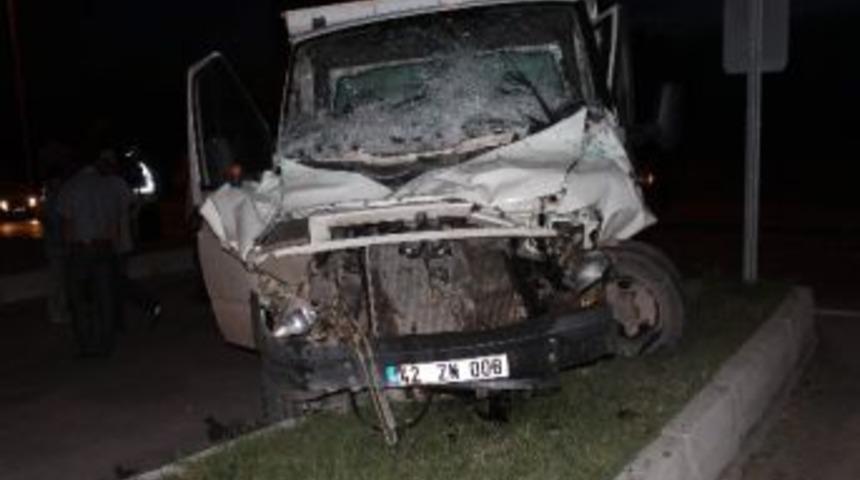 Kamyonet R&ouml;morka &Ccedil;arptı: 4 Yaralı