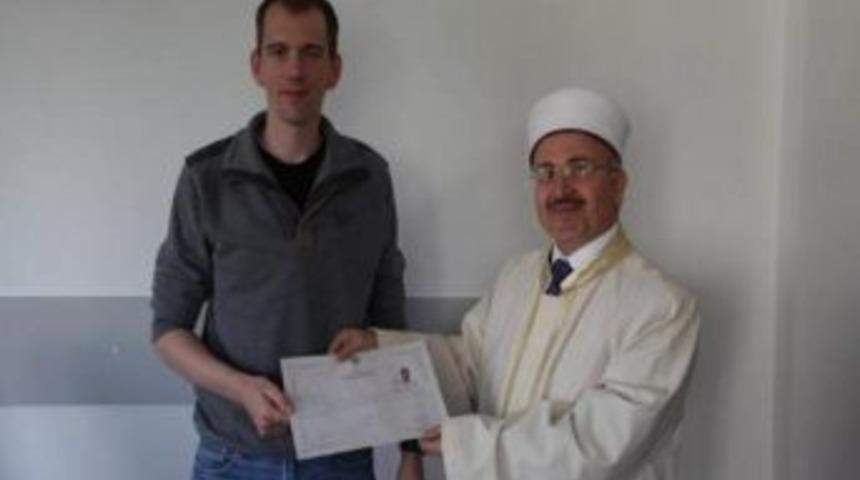 Araştırma Yaparken İslamiyetten Etkilendiler, M&uuml;sl&uuml;man Oldular