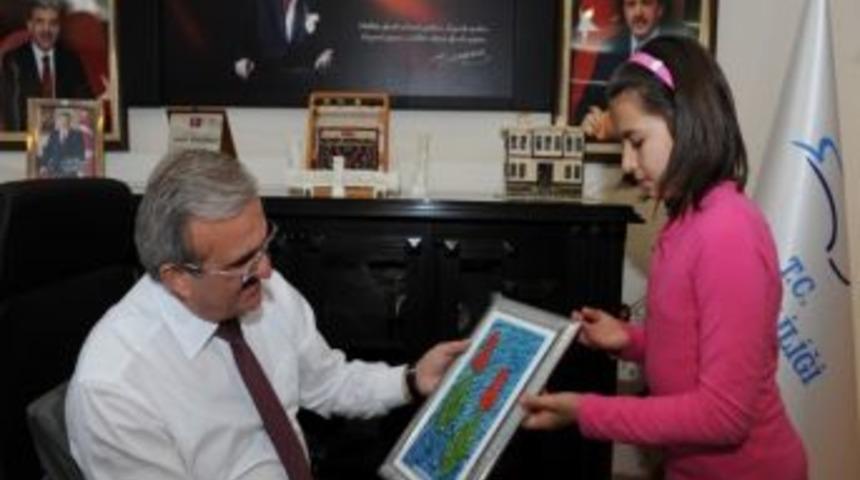 Vali Karaloğlu Minik &Ouml;ğrencilere R&ouml;portaj Verdi
