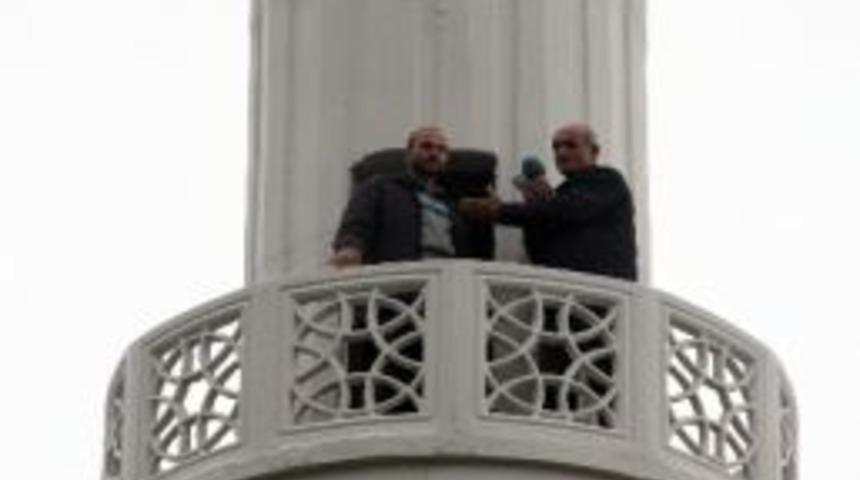Minareye &ccedil;ıkıp para istedi!