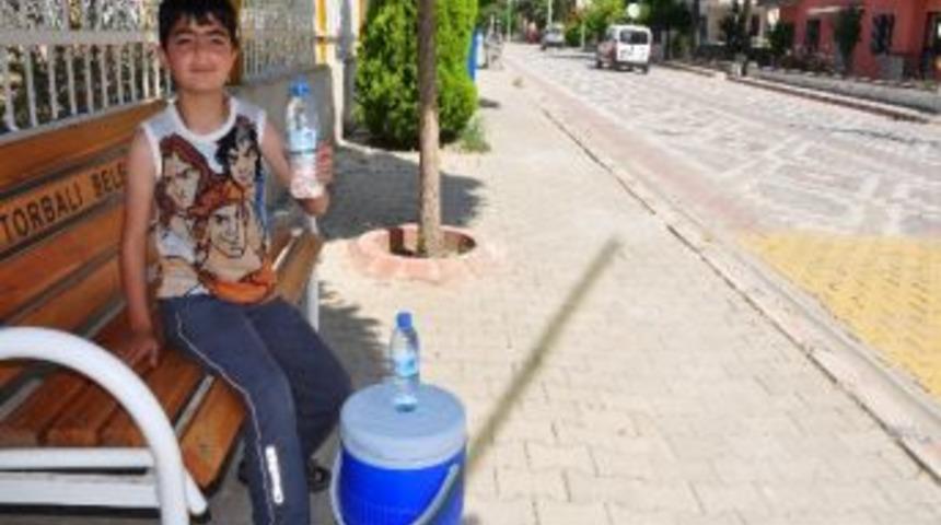 Deprem Mağduru &Ccedil;ocuk, Su Satarak Ailesine Destek Oluyor