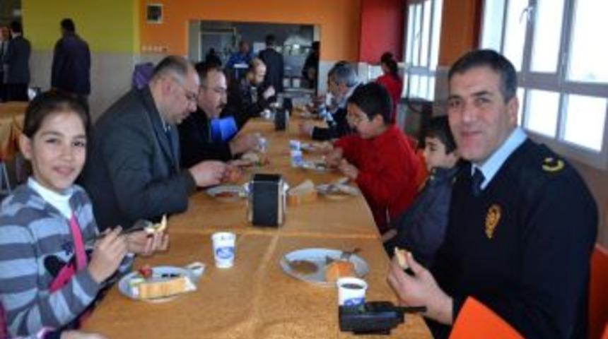 Bur&ccedil; Ceyhan Koleji'nde 'Babamla Kahvaltı' Projesi