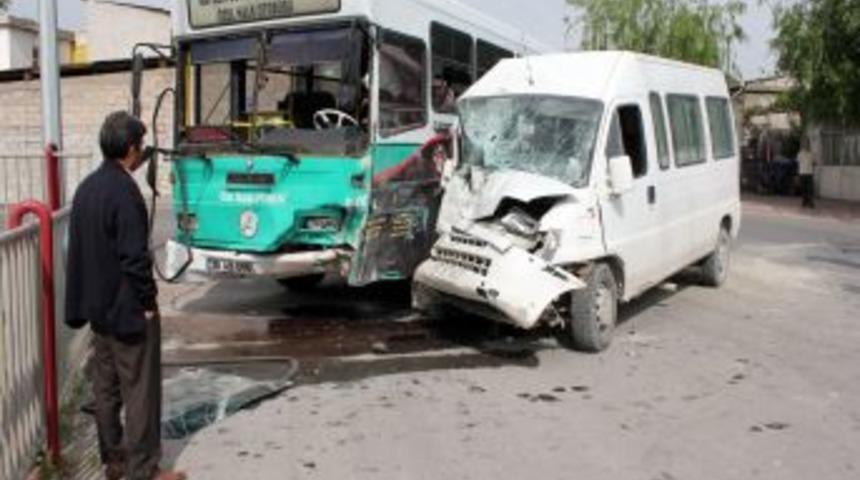 Otob&uuml;s Ile Minib&uuml;s&uuml;n &Ccedil;arpışma Anı Kameralara Yansıdı: 10 Yaralı