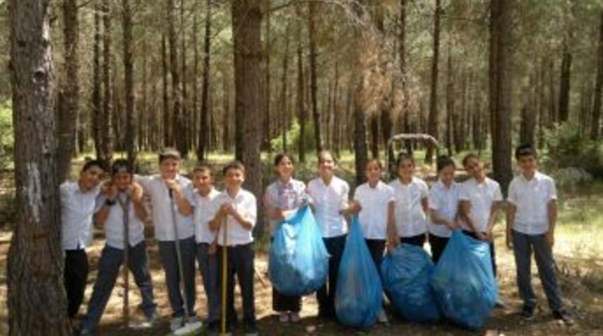&Ouml;ğrenciler Ormanda Temizlik Yaptı