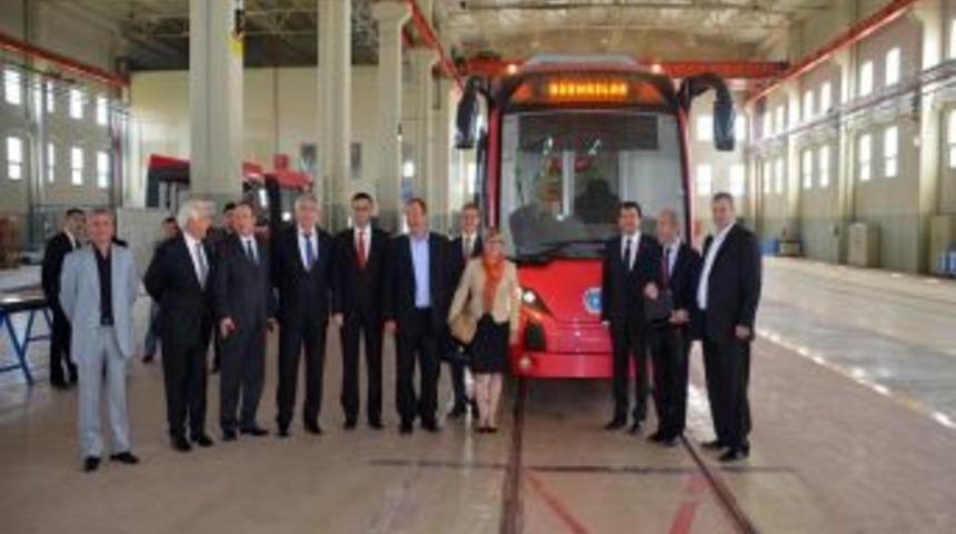 Finlandiya B&uuml;y&uuml;kel&ccedil;isi 'İpekb&ouml;ceği' Isimli Tramvayı Inceledi