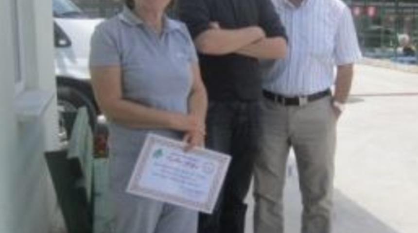 Kırgız Ve Eşinden Hayvan Barınağına Mama Yardımı