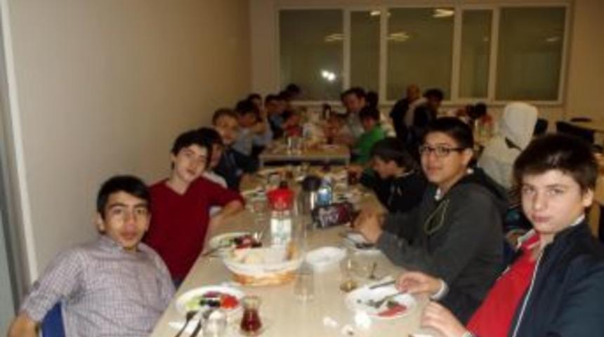 &Ccedil;orlu Fatih Koleji'nden SBS'ye Girecek &Ouml;ğrencilere Moral Kahvaltısı