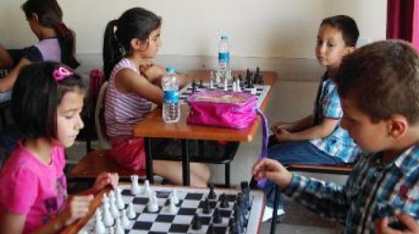 Aksulu &Ccedil;ocuklar İ&ccedil;in Satran&ccedil; Turnuvası