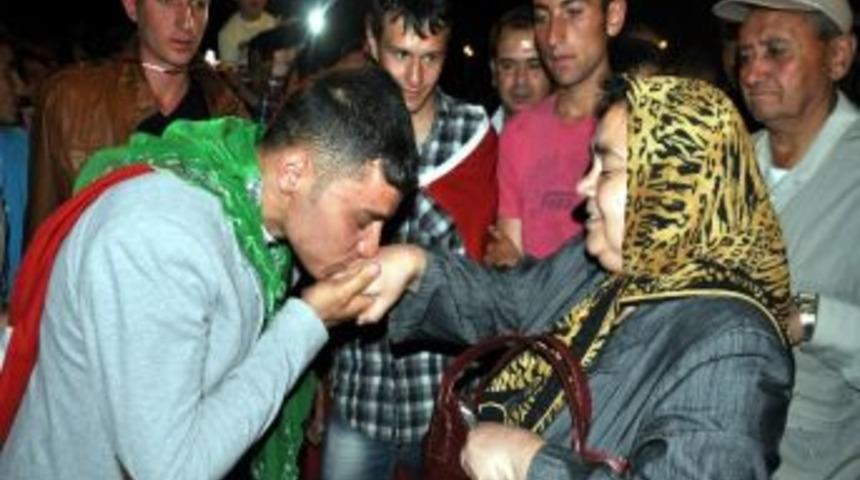 Kınalı Kuzular, Kışla Yolunda