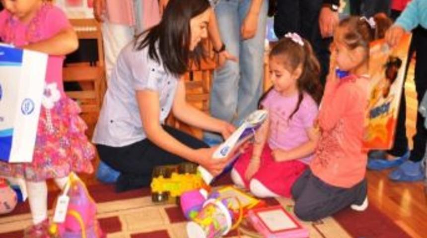 B&uuml; &Ouml;ğrencileri Miniklerin Kalbini Fethetti