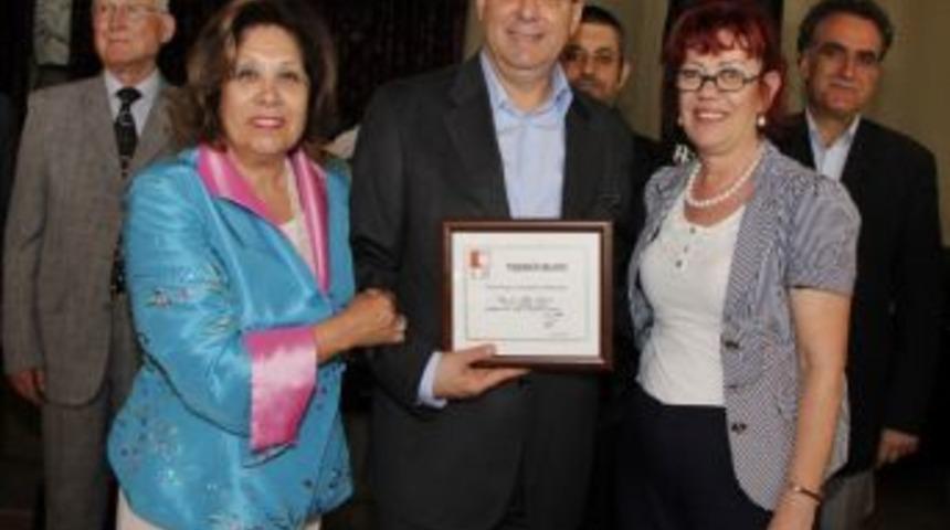 Kadınlardan Erkeklere Teşekk&uuml;r Plaketi