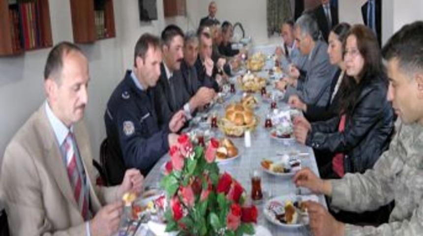 Hanak Protokol&uuml; M&uuml;ft&uuml;l&uuml;ğ&uuml;n Kahvaltılı Toplantısında Biraraya Geldi