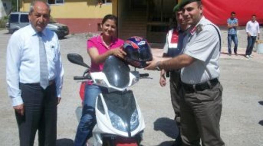 Bilin&ccedil;lenen S&uuml;r&uuml;c&uuml;lere Jandarmadan Kask Ve Tepe Lambası