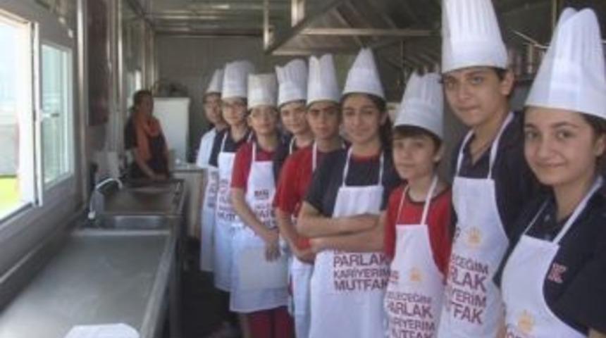 Tır&rsquo;da Yemek Ve Tatlı Yapan &Ouml;ğrenciler Aş&ccedil;ılığa &Ouml;zendi