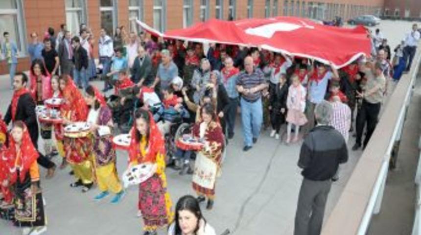 Engelliler Kına Yaktı, Selam Verdi, Aileleri G&ouml;zyaşı D&ouml;kt&uuml;