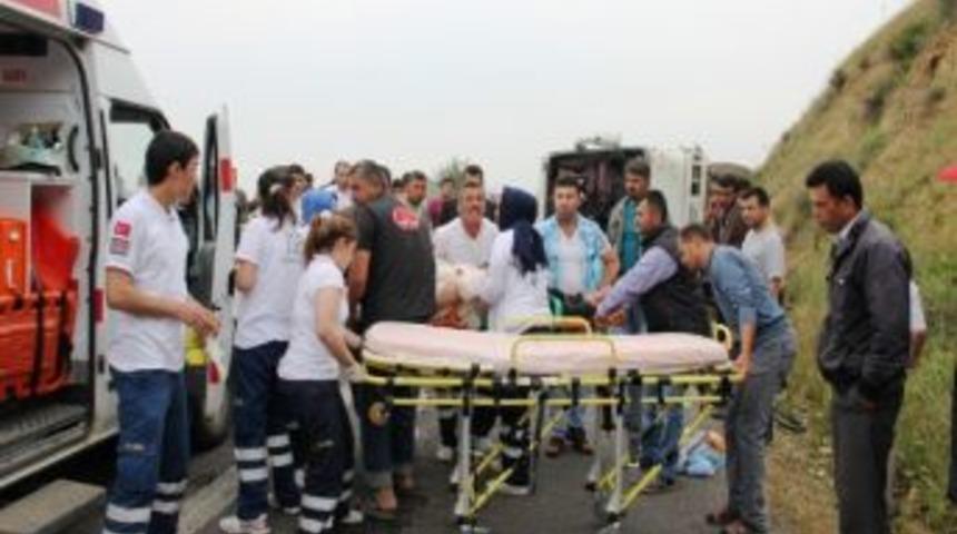 Sarıg&ouml;l&rsquo;de Trafik Kazası: 25 Yaralı