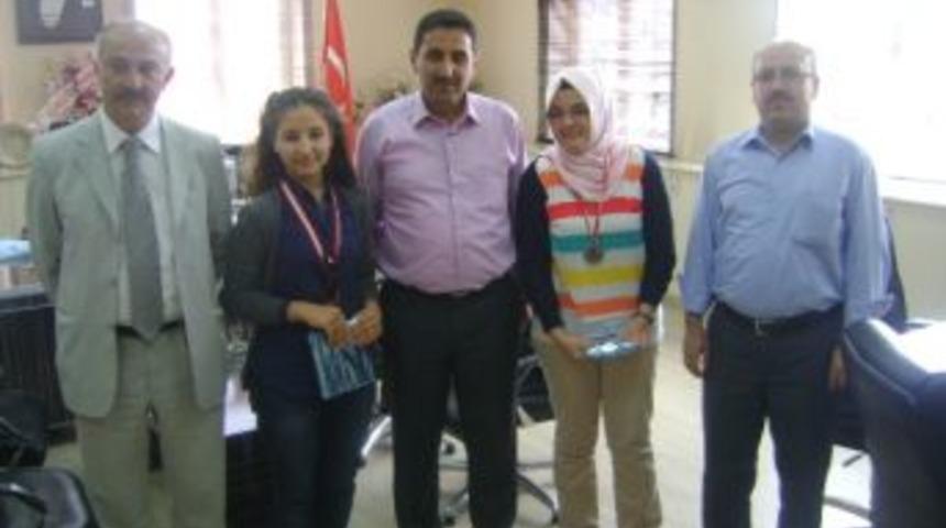 Fen Lisesi &Ouml;ğrencileri &ldquo;madalya&rdquo; İle D&ouml;nd&uuml;