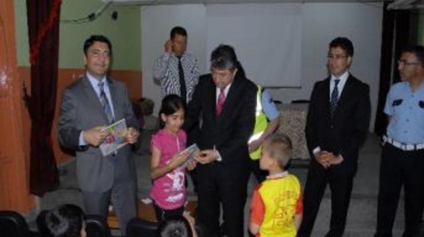 &Ouml;ğrencilere Trafik Kartları Dağıtıldı