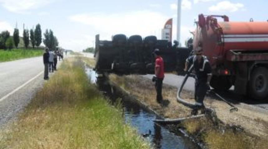 Kamyonun &Ccedil;arptığı Mazot Dolu TIR Devrildi