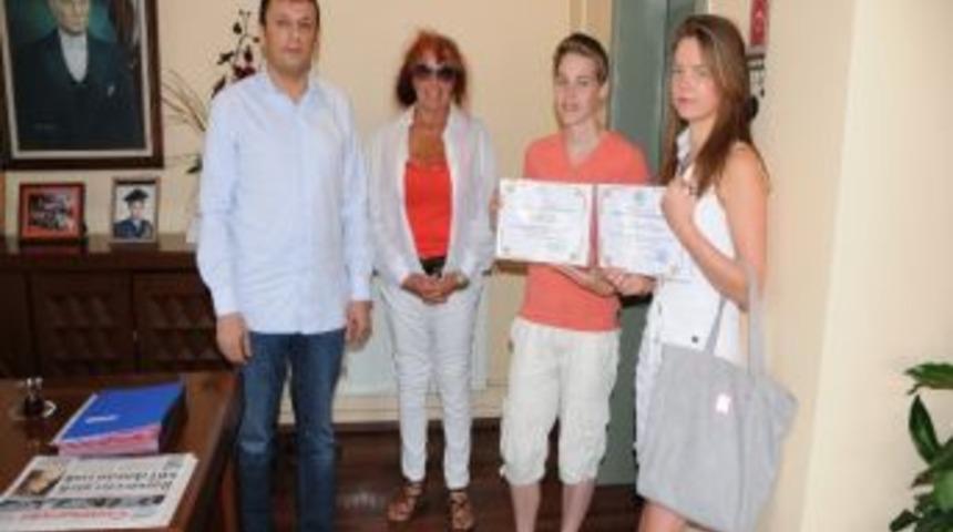 Hollandalı Hayvanseverler Belgelerini Aldı