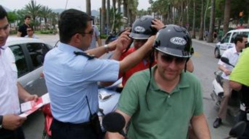 Polis S&uuml;r&uuml;c&uuml;lere Ceza Yazmak Yerine Kask Verdi