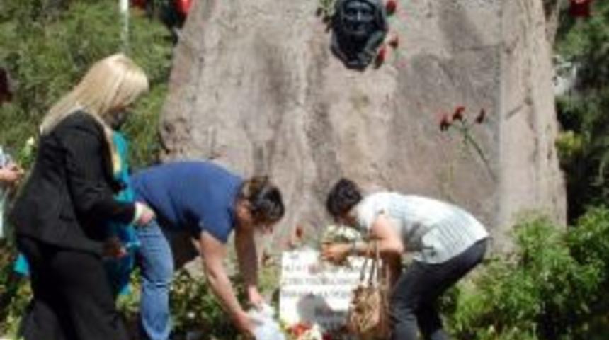 Mustafa Sarıg&uuml;l, Z&uuml;beyde Hanım'ın Mezarını Ziyaret Edecek