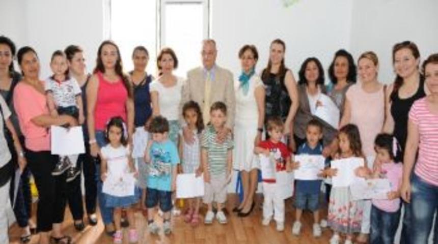 Anne-&ccedil;ocuk Eğitiminde Başarılı Olanlara Sertifikaları Verildi