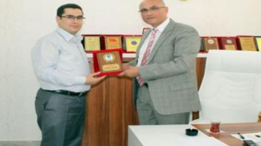 Kaynak Yayınları'ndan Turhal Kaymakamı'na Teşekk&uuml;r