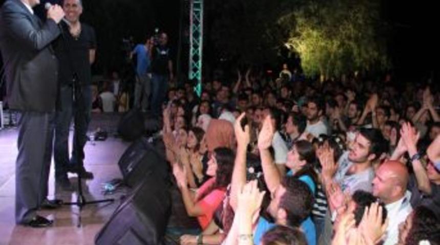 İzmir K&acirc;tip &Ccedil;elebi &Uuml;niversitesi'nde Bahar Şenliği