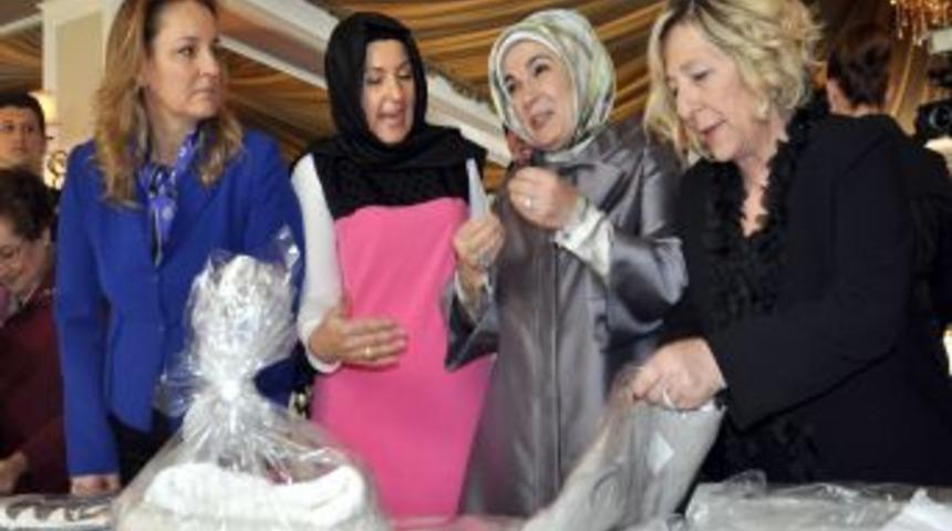 Emine Erdoğan, Kermeste 17 Par&ccedil;a Eşya Satın Aldı