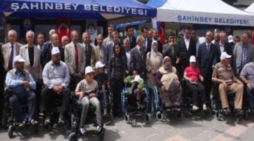 Şahinbey Belediyesi Engelli Vatandaşlara Ak&uuml;l&uuml; Ve Man&uuml;el Sadalye Hediye Etti.