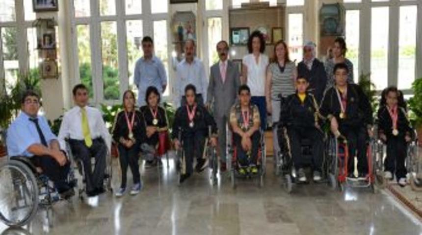 Gen&ccedil; Engellilerden Vali Coş'a Ziyaret