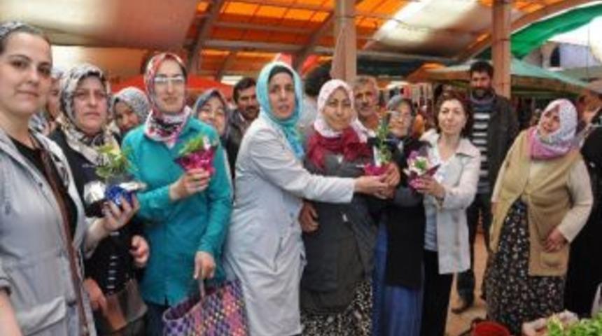 Ak Parti'li Kadınlar G&uuml;l Dağıttı