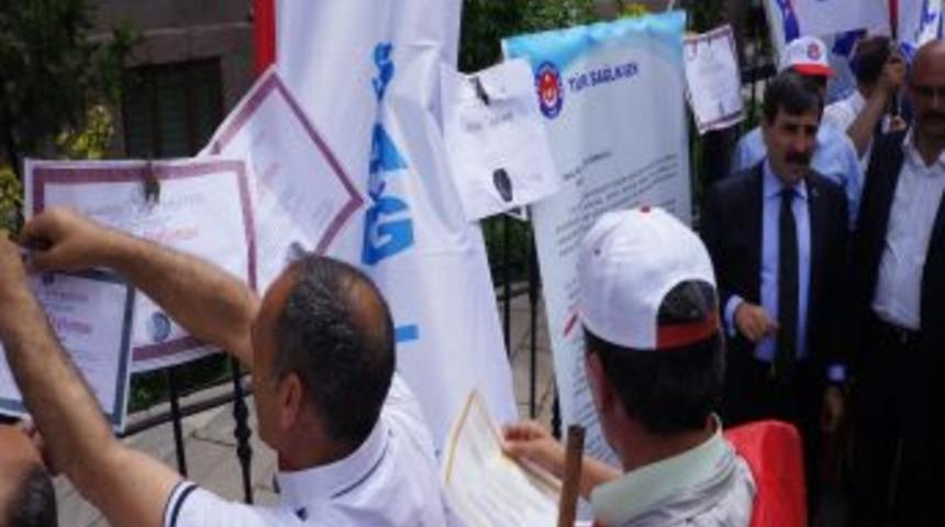 Diplomalarını, Bakanlığın Demir Korkuluğuna Astılar