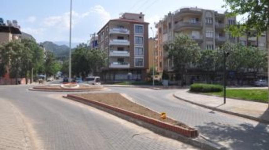 Salihli&rsquo;de Kavşak D&uuml;zenlemeleri Tamamlandı